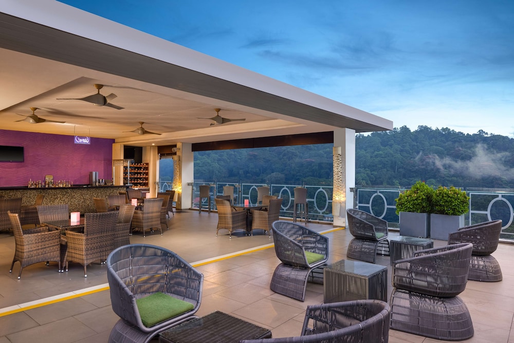 Radisson Hotel Kandy — Restaurant & bars in Kandy
