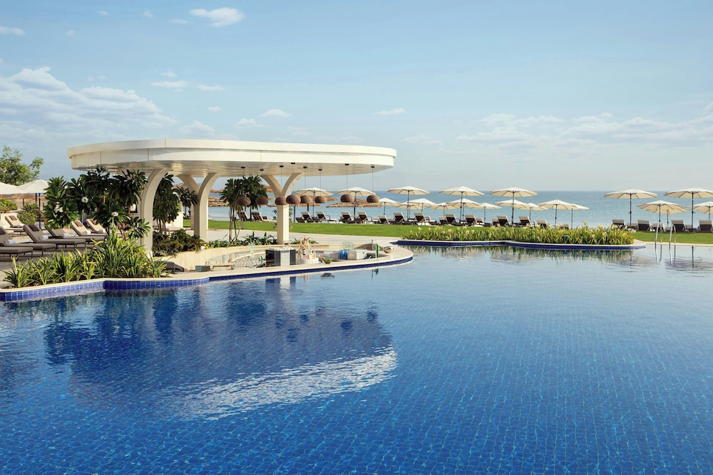 The St. Regis Al Mouj Muscat Resort — Swimming pool in Muscat, Muscat