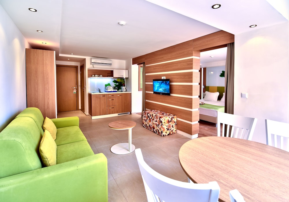 Forest Beach Hotel — Hotel rooms in Primorsko, Burgas Region