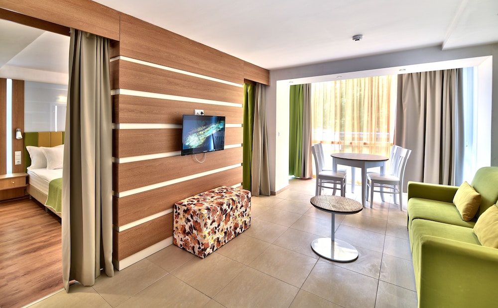 Forest Beach Hotel — Hotel rooms in Primorsko, Burgas Region
