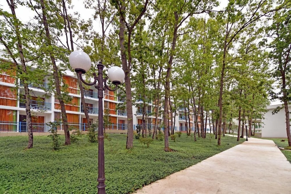 Forest Beach Hotel — Hotel building in Primorsko, Burgas Region