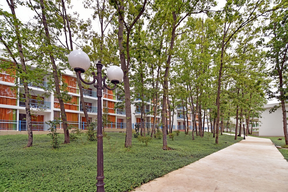 Forest Beach Hotel — Hotel building in Primorsko, Burgas Region