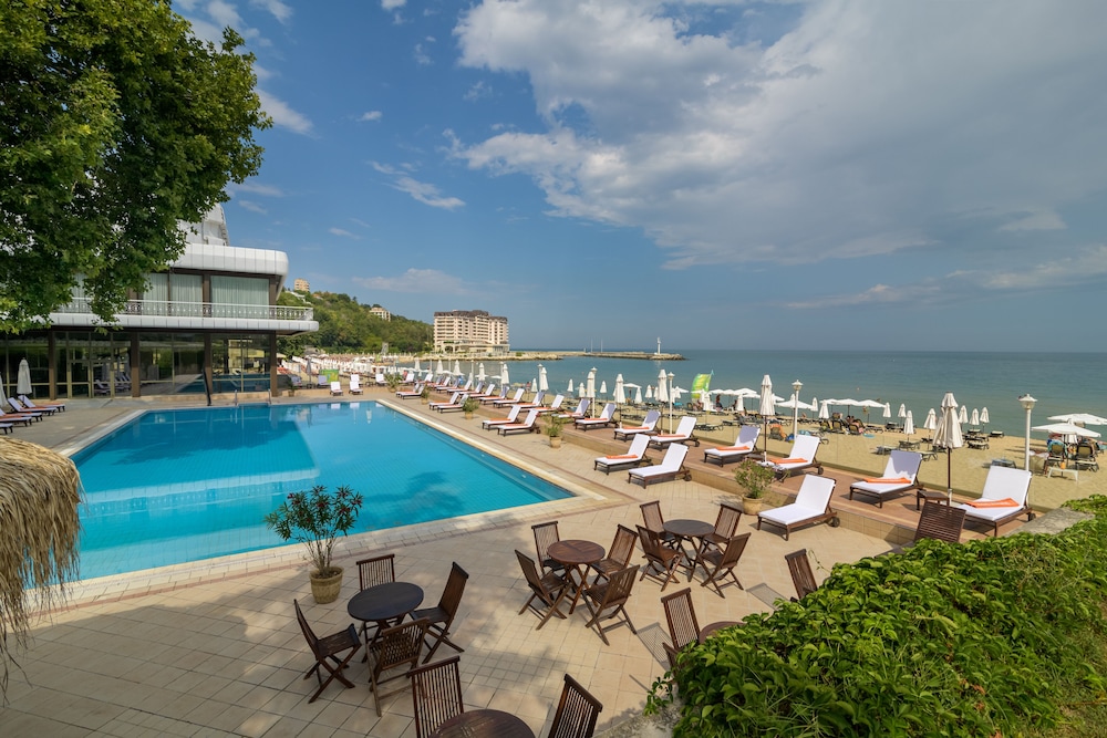 Palace Hotel - Sunny Day Resort — Swimming pool in Varna, Varna Region
