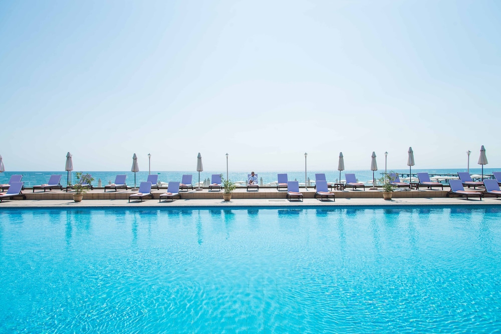 Palace Hotel - Sunny Day Resort — Swimming pool in Varna, Varna Region