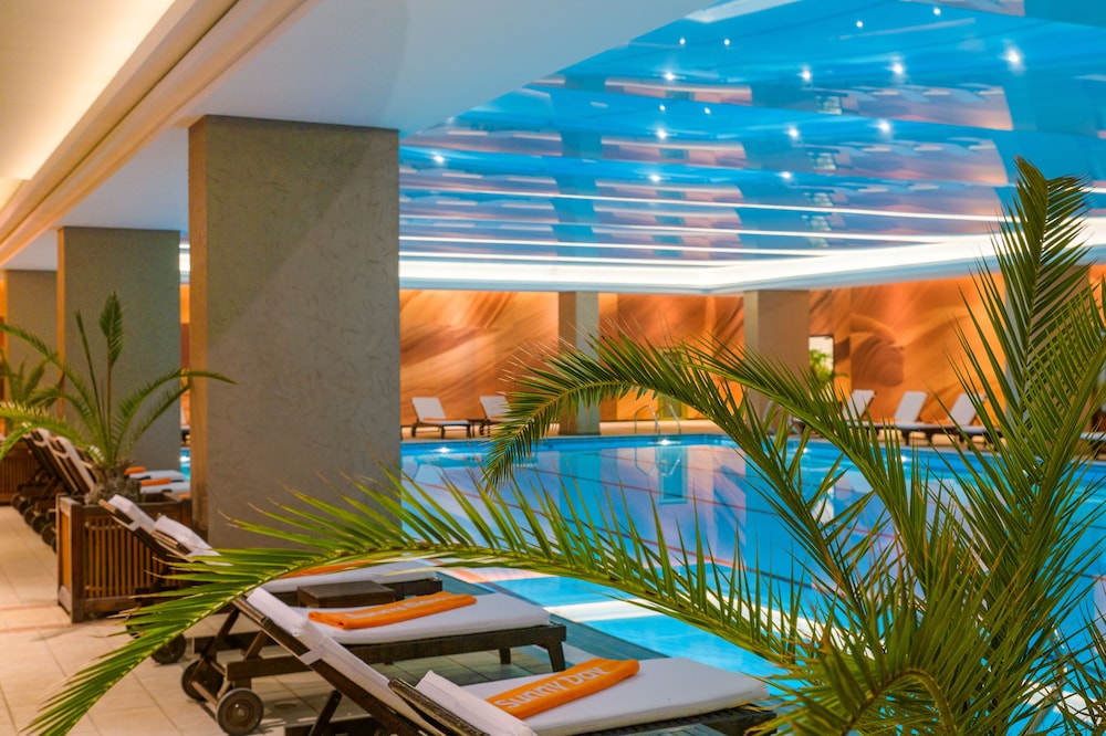 Palace Hotel - Sunny Day Resort — Swimming pool in Varna, Varna Region