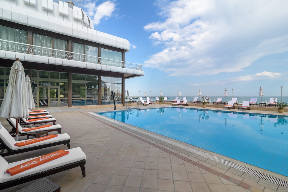 Palace Hotel - Sunny Day Resort — Swimming pool in Varna, Varna Region