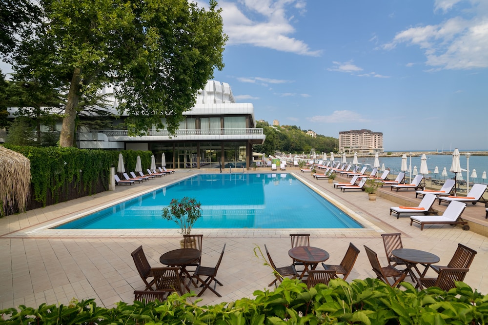 Palace Hotel - Sunny Day Resort — Swimming pool in Varna, Varna Region