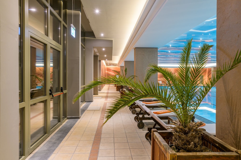 Palace Hotel - Sunny Day Resort — Swimming pool in Varna, Varna Region