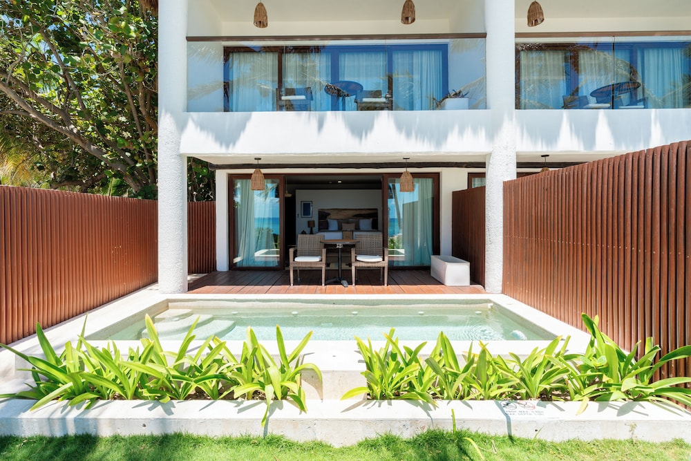 The Beachfront by The Fives Hotels - A la Carte All Inclusive Adults Only — Hotel building in Playa del Carmen, Quintana Roo