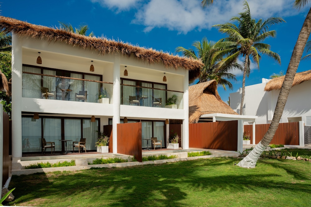 The Beachfront by The Fives Hotels - A la Carte All Inclusive Adults Only — Hotel building in Playa del Carmen, Quintana Roo
