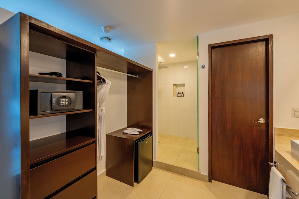 The Beachfront by The Fives Hotels - A la Carte All Inclusive Adults Only — Hotel rooms in Playa del Carmen, Quintana Roo