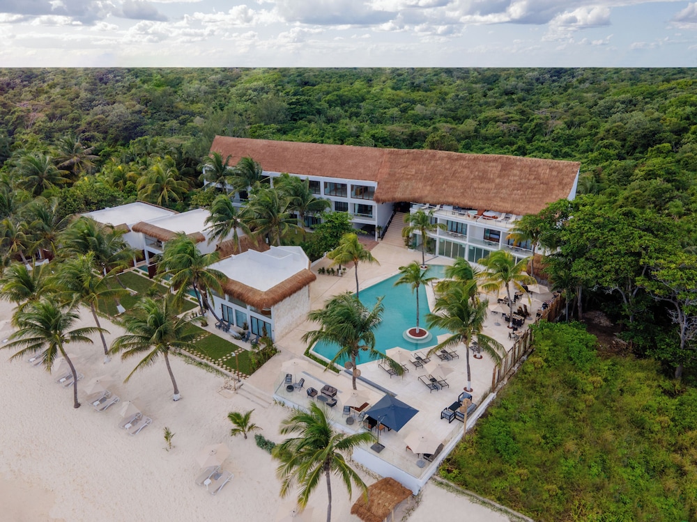The Beachfront by The Fives Hotels - A la Carte All Inclusive Adults Only — Hotel building in Playa del Carmen, Quintana Roo
