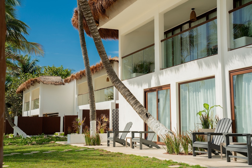 The Beachfront by The Fives Hotels - A la Carte All Inclusive Adults Only — Hotel building in Playa del Carmen, Quintana Roo