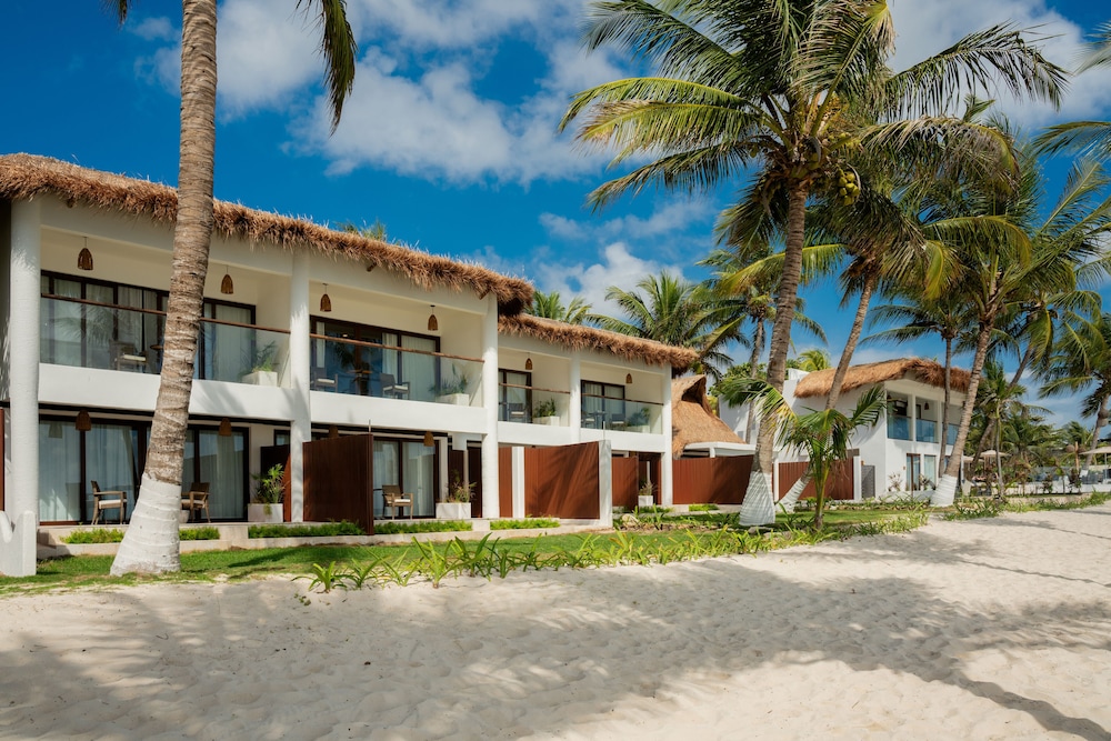 The Beachfront by The Fives Hotels - A la Carte All Inclusive Adults Only — Hotel building in Playa del Carmen, Quintana Roo