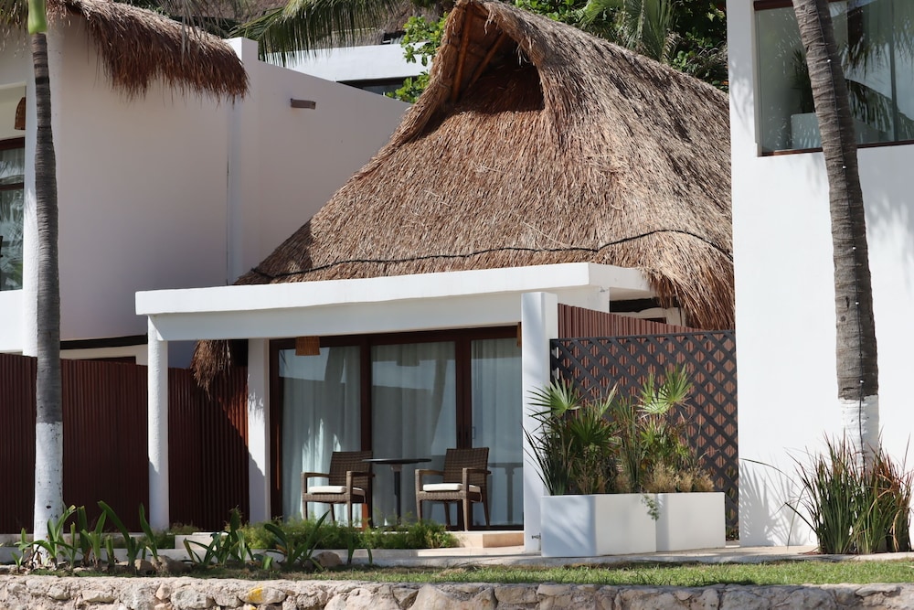 The Beachfront by The Fives Hotels - A la Carte All Inclusive Adults Only — Hotel building in Playa del Carmen, Quintana Roo