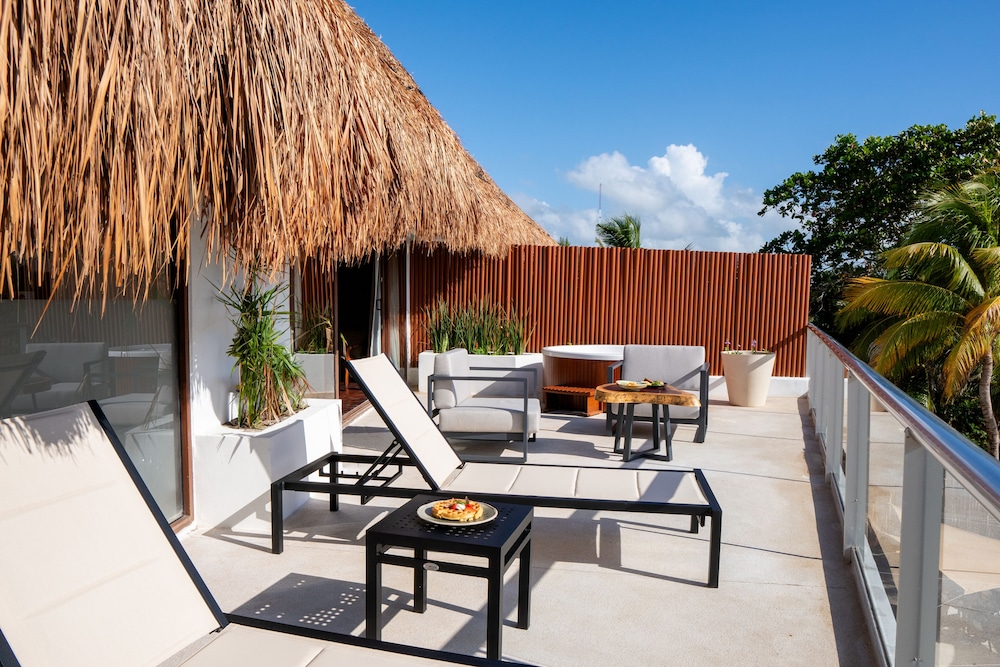 The Beachfront by The Fives Hotels - A la Carte All Inclusive Adults Only — Hotel building in Playa del Carmen, Quintana Roo