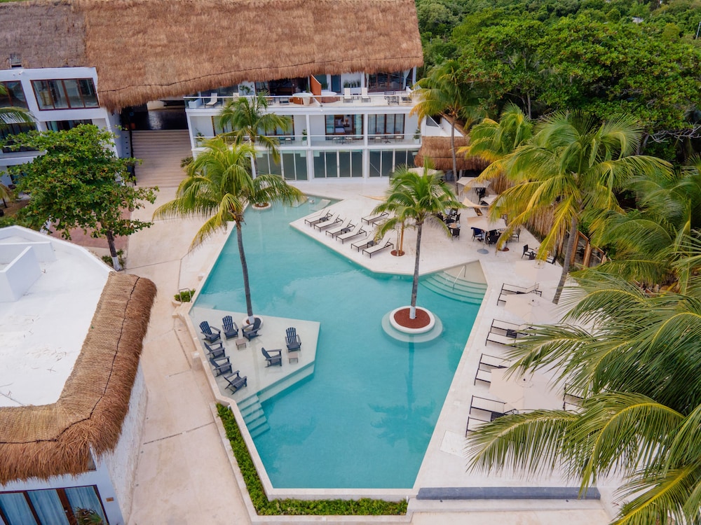 The Beachfront by The Fives Hotels - A la Carte All Inclusive Adults Only — Swimming pool in Playa del Carmen, Quintana Roo