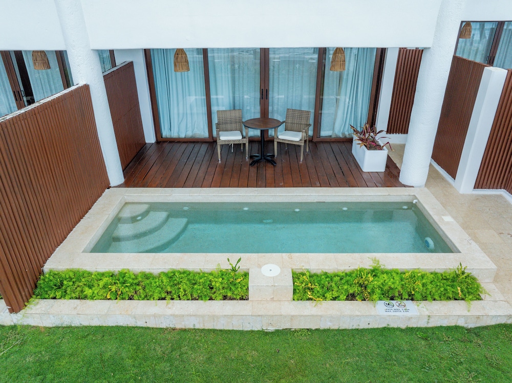 The Beachfront by The Fives Hotels - A la Carte All Inclusive Adults Only — Swimming pool in Playa del Carmen, Quintana Roo