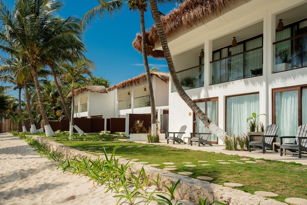 The Beachfront by The Fives Hotels - A la Carte All Inclusive Adults Only — Hotel building in Playa del Carmen, Quintana Roo