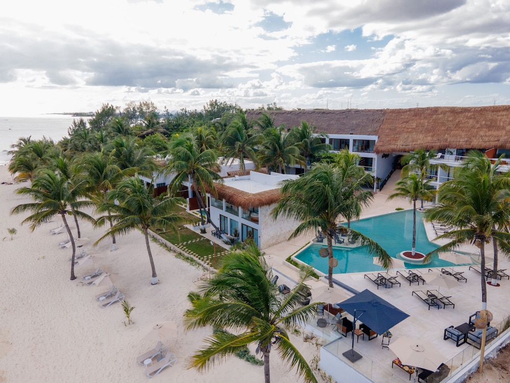 The Beachfront by The Fives Hotels - A la Carte All Inclusive Adults Only — Hotel building in Playa del Carmen, Quintana Roo