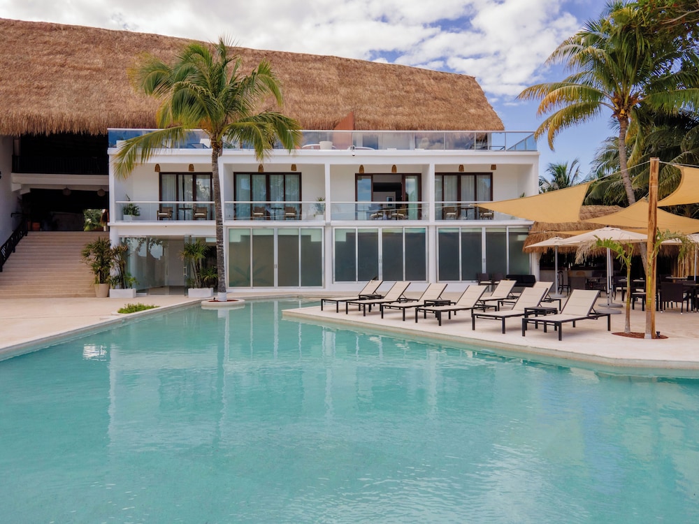 The Beachfront by The Fives Hotels - A la Carte All Inclusive Adults Only — Hotel building in Playa del Carmen, Quintana Roo