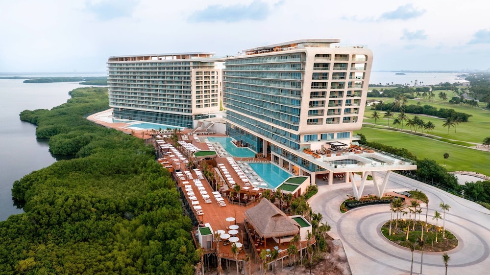 Hyatt Vivid Grand Island Cancun Adults Only All-Inclusive — Hotel building in Cancun, Quintana Roo