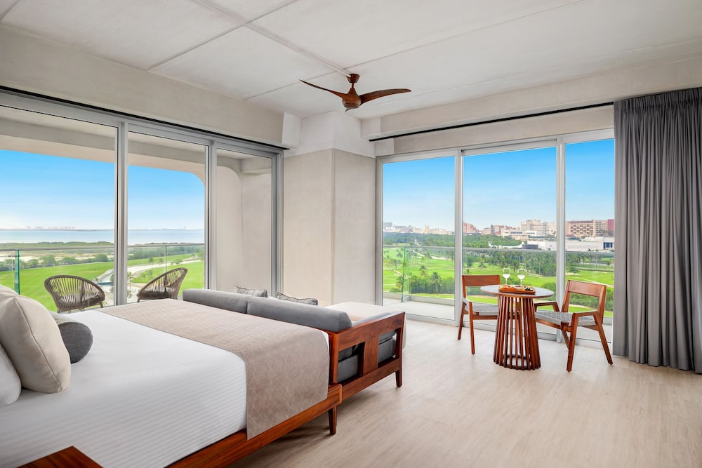 Hyatt Vivid Grand Island Cancun Adults Only All-Inclusive — Hotel rooms in Cancun, Quintana Roo