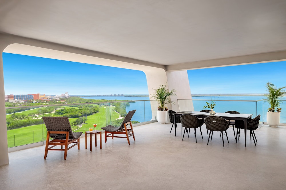 Hyatt Vivid Grand Island Cancun Adults Only All-Inclusive — Hotel rooms in Cancun, Quintana Roo