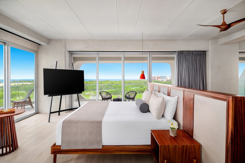 Hyatt Vivid Grand Island Cancun Adults Only All-Inclusive — Hotel rooms in Cancun, Quintana Roo