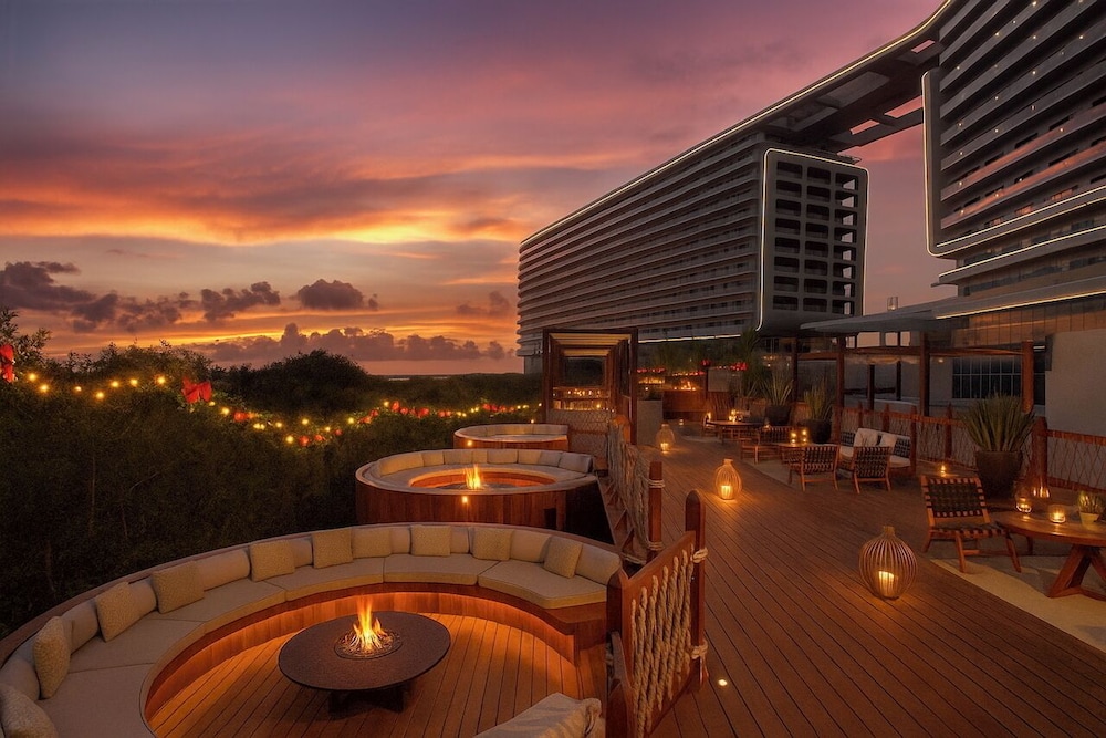 Hyatt Vivid Grand Island Cancun Adults Only All-Inclusive — Restaurant & bars in Cancun, Quintana Roo