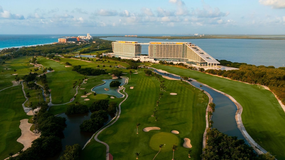 Hyatt Vivid Grand Island Cancun Adults Only All-Inclusive — Hotel building in Cancun, Quintana Roo