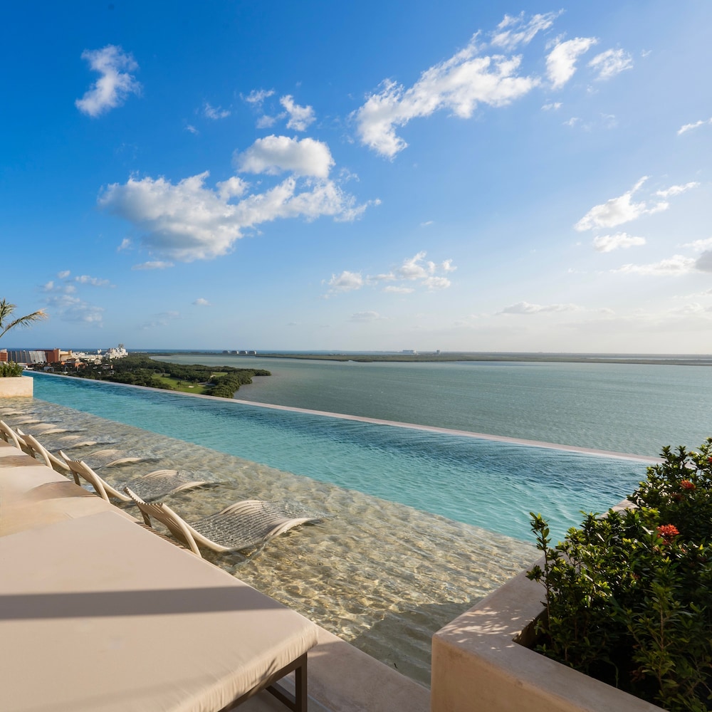 Hyatt Vivid Grand Island Cancun Adults Only All-Inclusive — Swimming pool in Cancun, Quintana Roo
