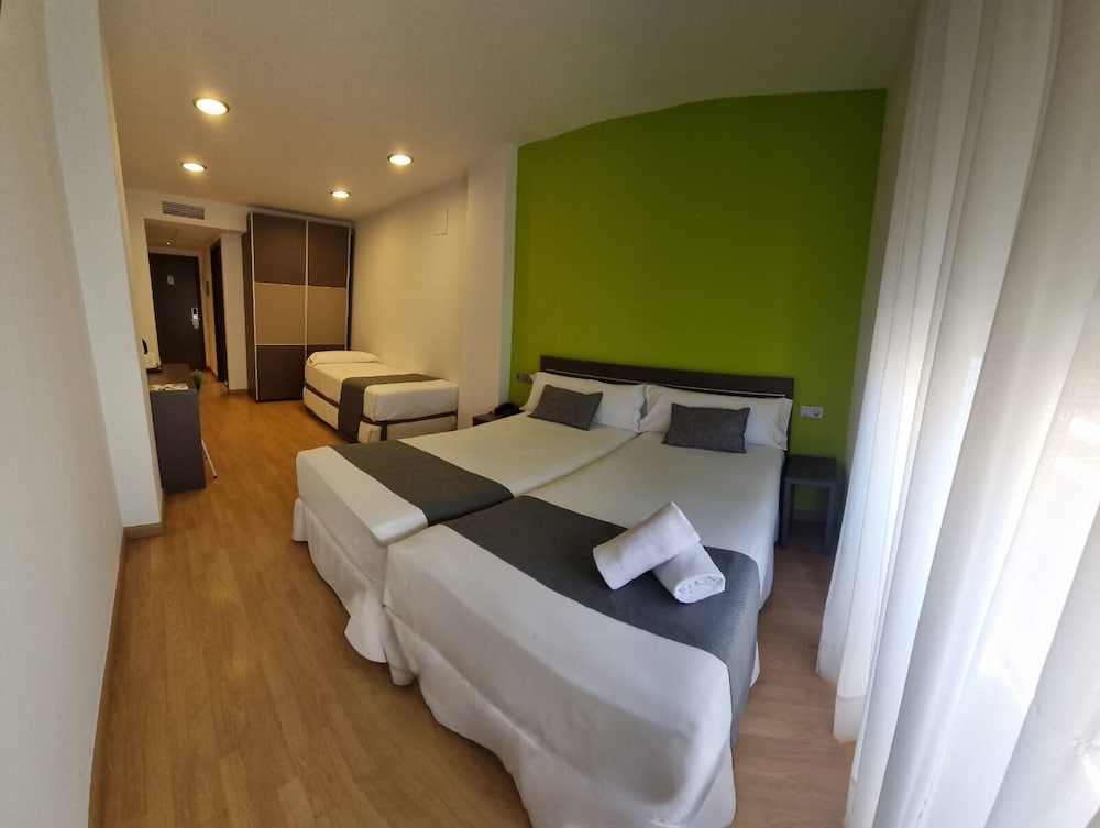 Hotel Clopy Rocamar — Hotel rooms in Benidorm, Valencian Community