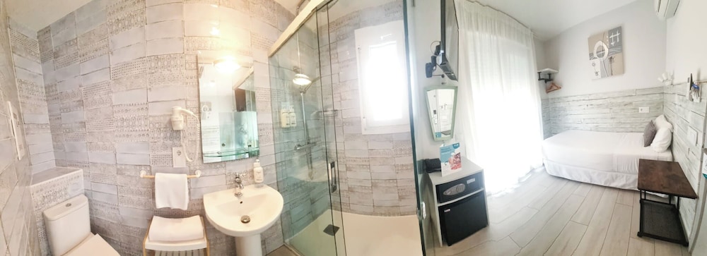 Hotel Clopy Rocamar — Hotel rooms in Benidorm, Valencian Community