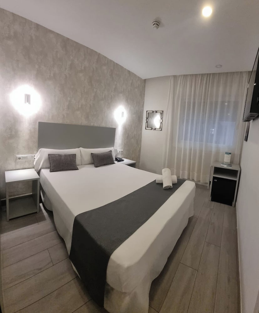 Hotel Clopy Rocamar — Hotel rooms in Benidorm, Valencian Community