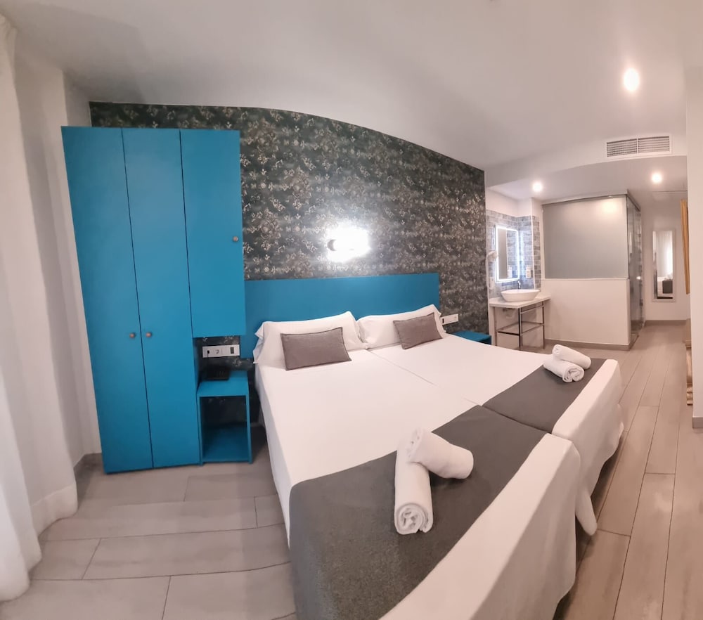 Hotel Clopy Rocamar — Hotel rooms in Benidorm, Valencian Community