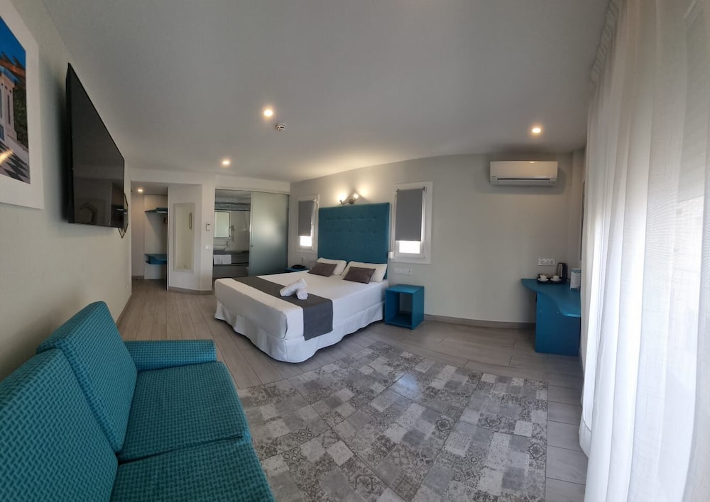 Hotel Clopy Rocamar — Hotel rooms in Benidorm, Valencian Community
