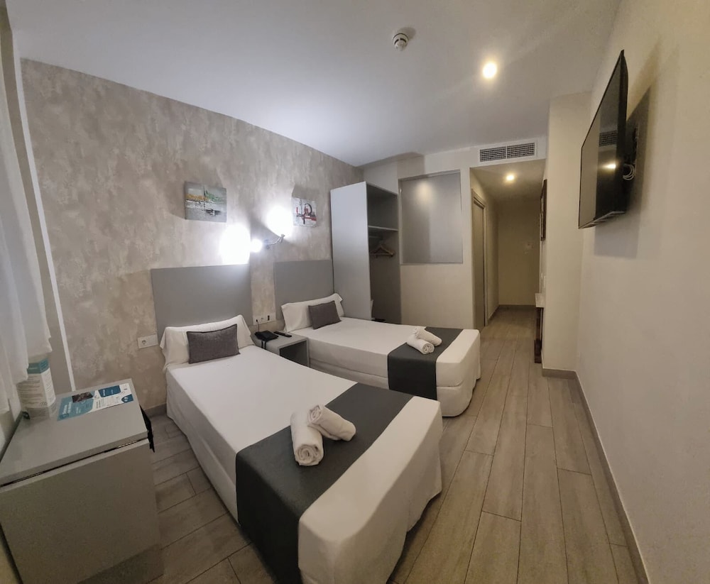 Hotel Clopy Rocamar — Hotel rooms in Benidorm, Valencian Community