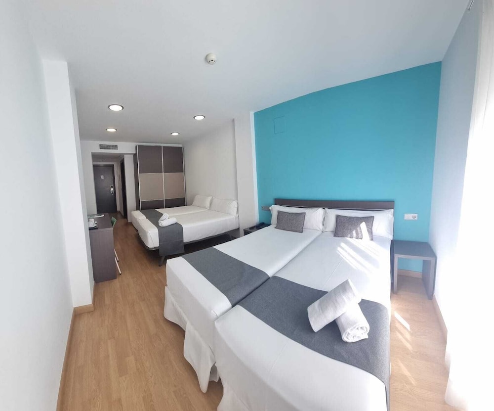 Hotel Clopy Rocamar — Hotel rooms in Benidorm, Valencian Community