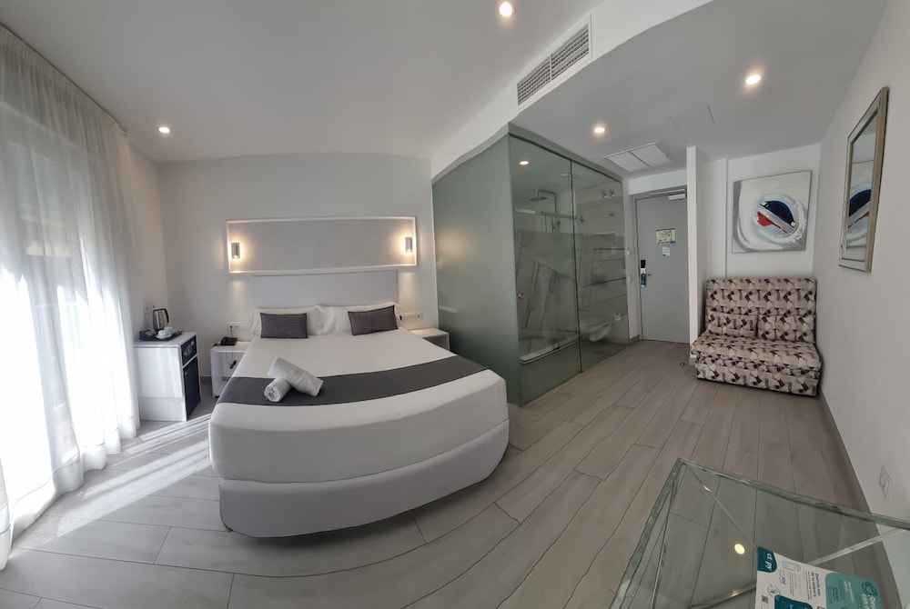 Hotel Clopy Rocamar — Hotel rooms in Benidorm, Valencian Community
