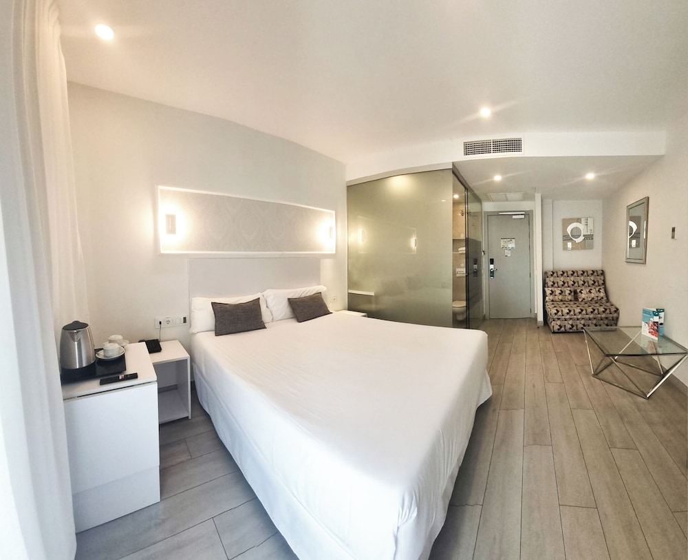 Hotel Clopy Rocamar — Hotel rooms in Benidorm, Valencian Community