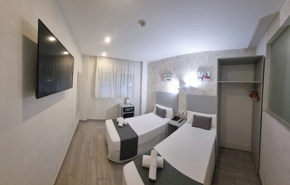 Hotel Clopy Rocamar — Hotel rooms in Benidorm, Valencian Community