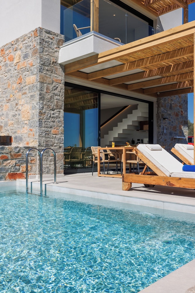 Deos Luxury Suites — Swimming pool in Hersonissos