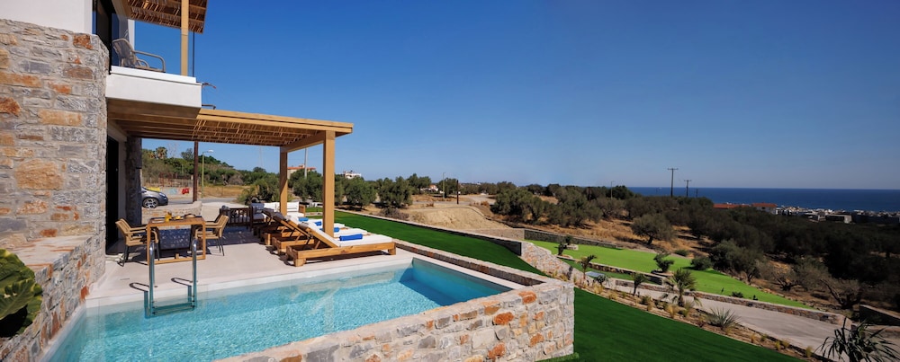 Deos Luxury Suites — Swimming pool in Hersonissos