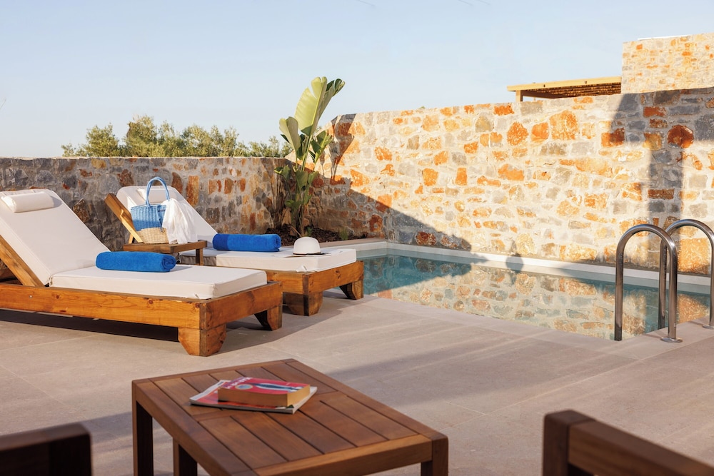Deos Luxury Suites — Swimming pool in Hersonissos