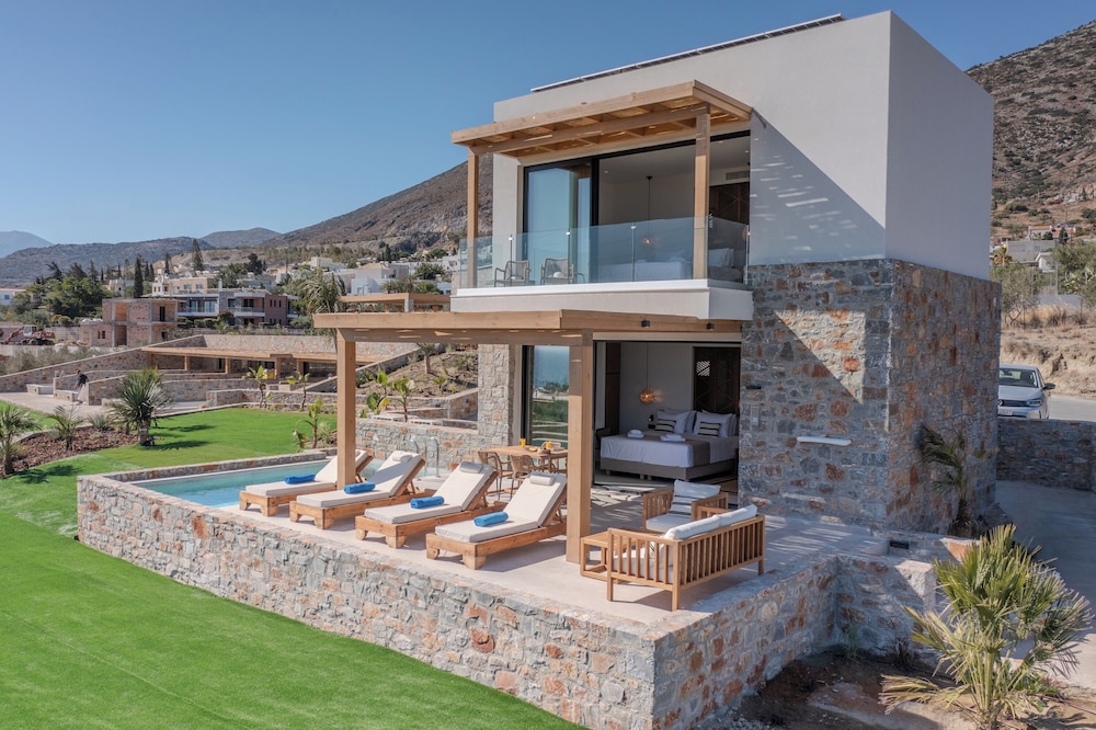 Deos Luxury Suites — Hotel building in Hersonissos