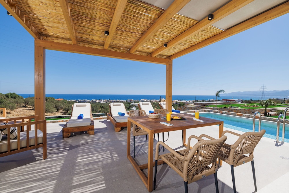 Deos Luxury Suites — Swimming pool in Hersonissos
