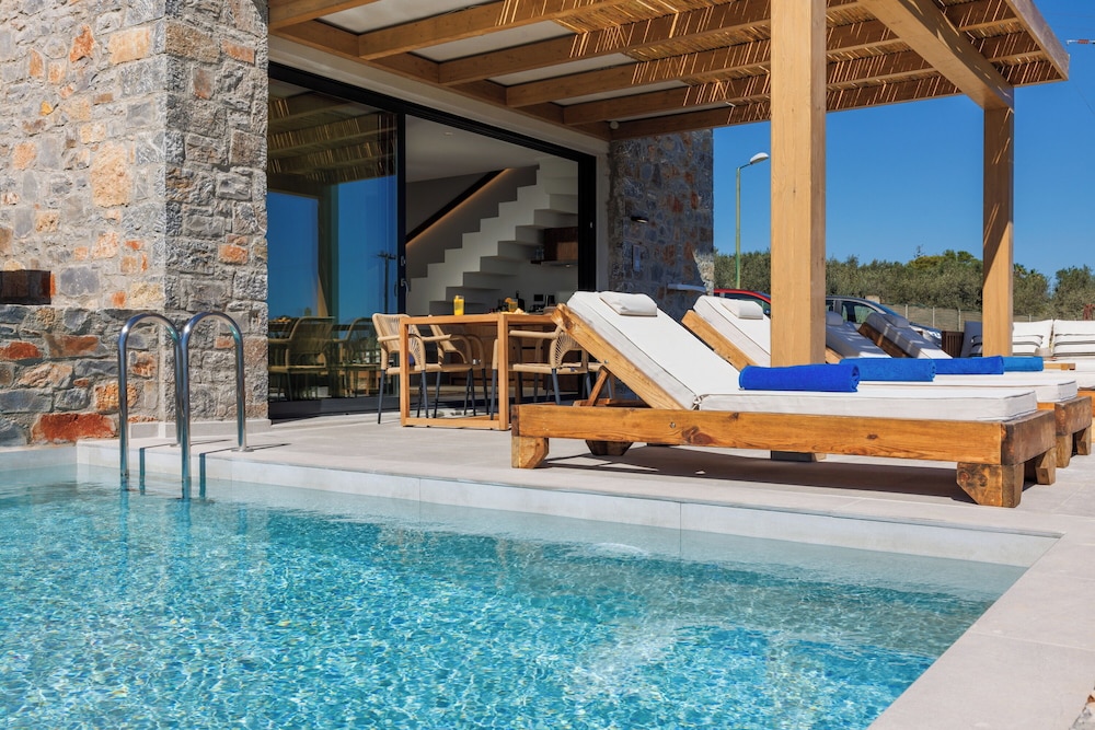 Deos Luxury Suites — Swimming pool in Hersonissos