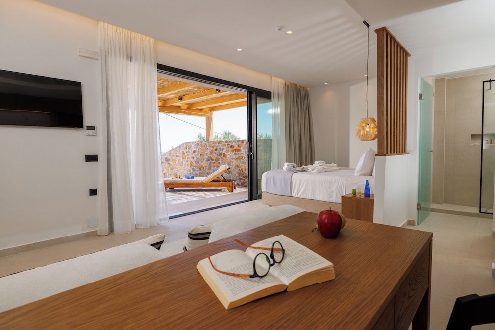 Deos Luxury Suites — Hotel rooms in Hersonissos