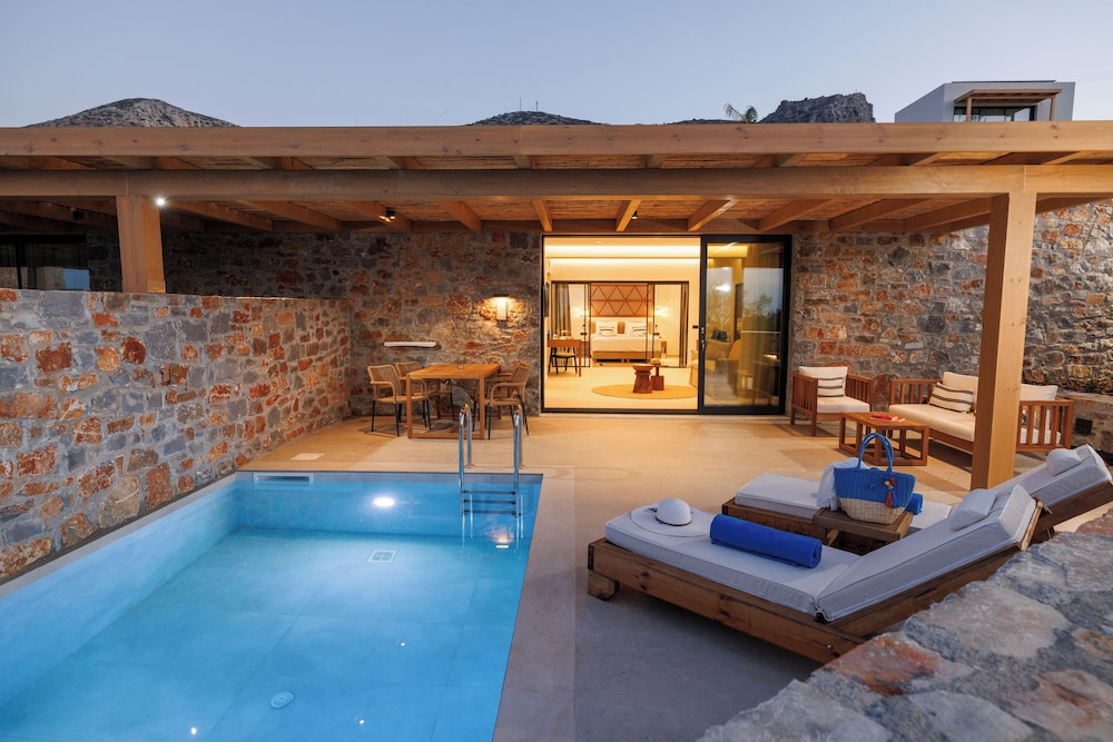 Deos Luxury Suites — Swimming pool in Hersonissos